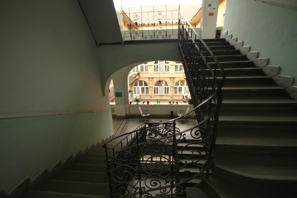 2Night Hostel Budapeste Exterior foto