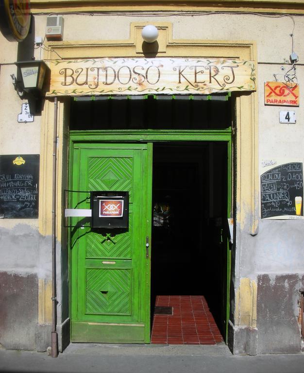 2Night Hostel Budapeste Exterior foto