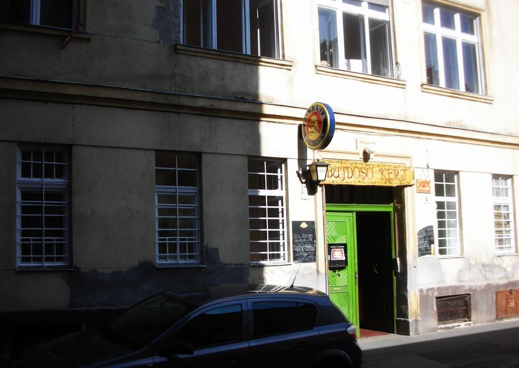 2Night Hostel Budapeste Exterior foto