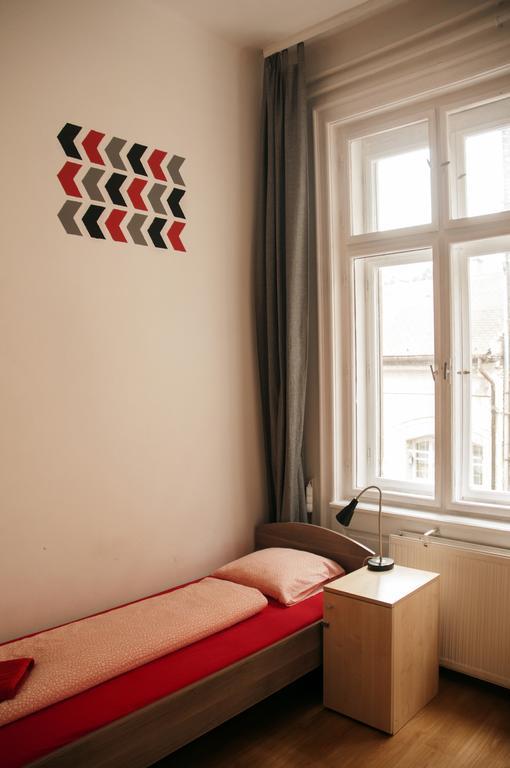 2Night Hostel Budapeste Exterior foto