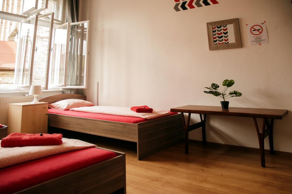 2Night Hostel Budapeste Exterior foto