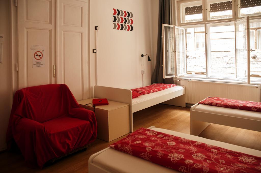 2Night Hostel Budapeste Exterior foto