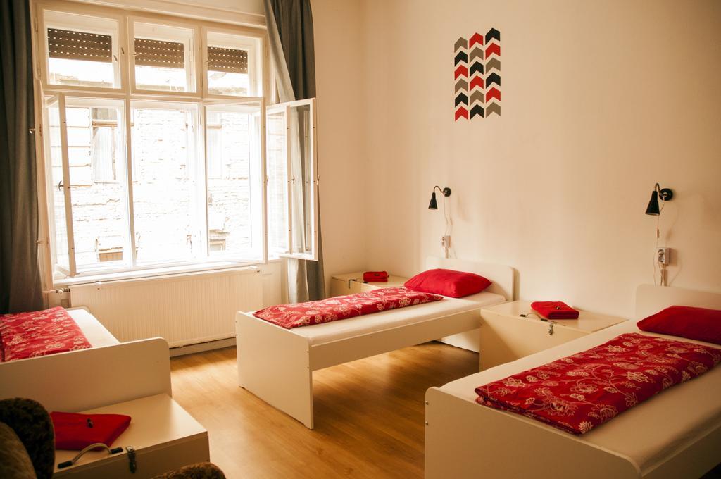 2Night Hostel Budapeste Exterior foto